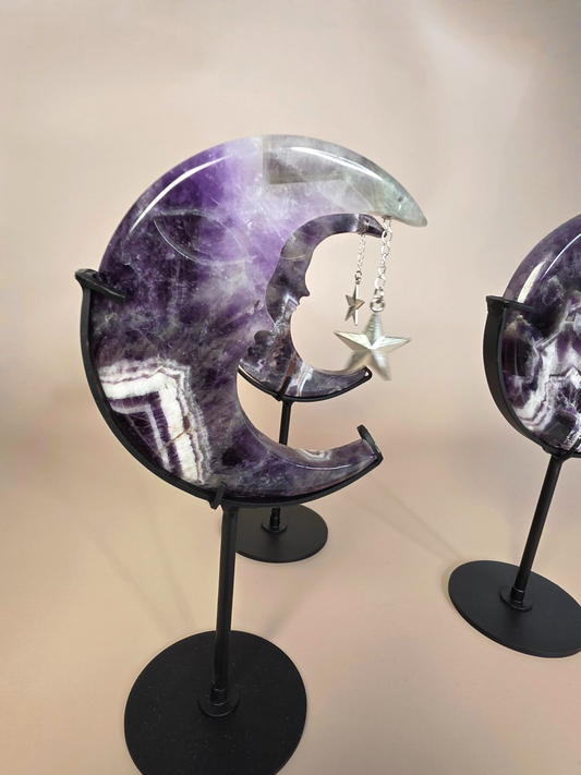 Amethyst Mond mit Sternchen - violetter Amethyst Schutzstein Gesamtansicht