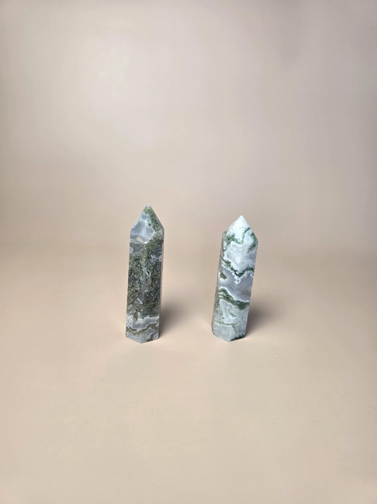 Moosachat Türme Gesamtansicht – natürliche Moosachat Kristallstäbe bei Crystal Haven