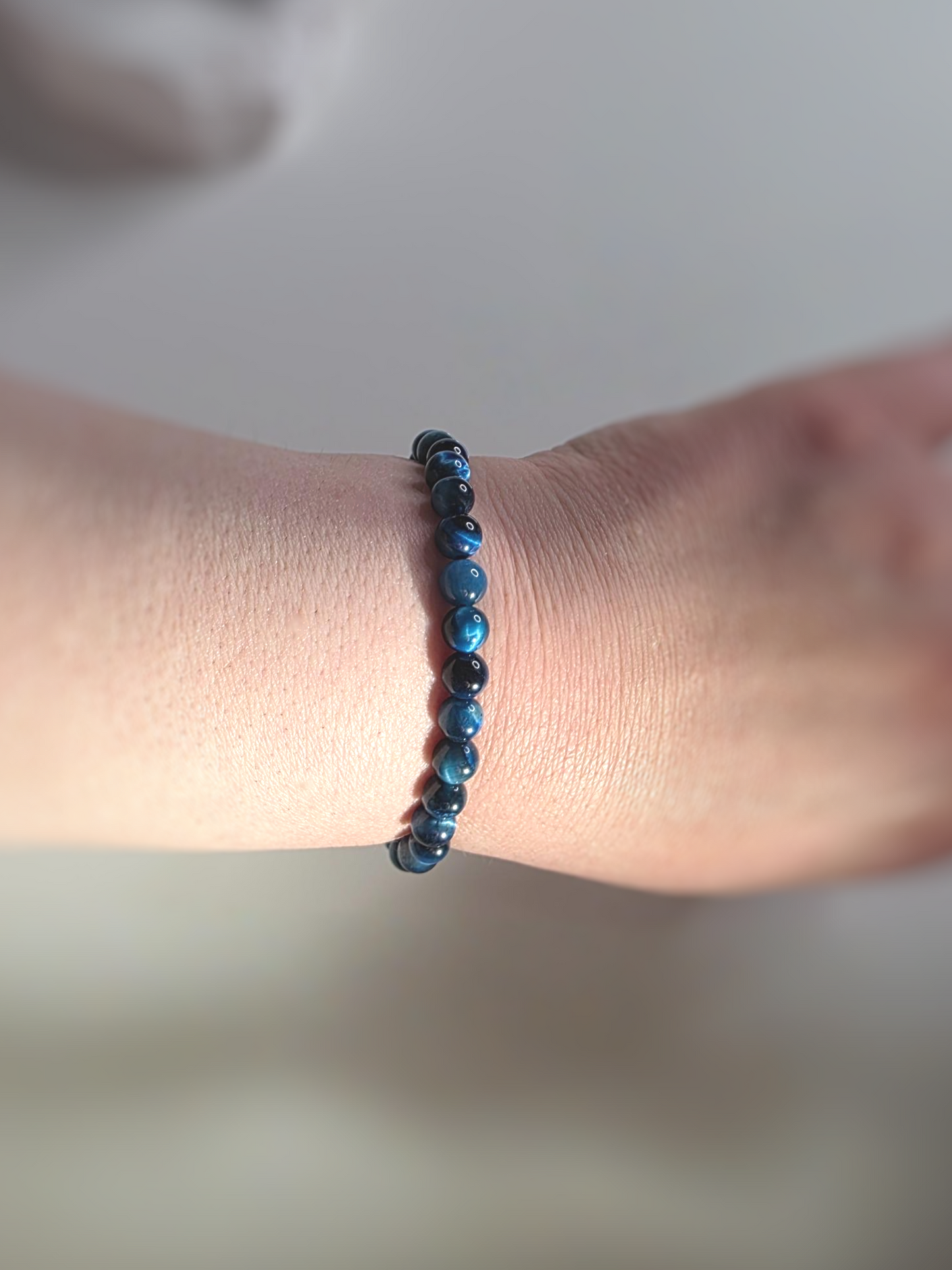 Blaues Tigeraugen Armband Nahaufnahme - natürlicher Chatoyance Effekt