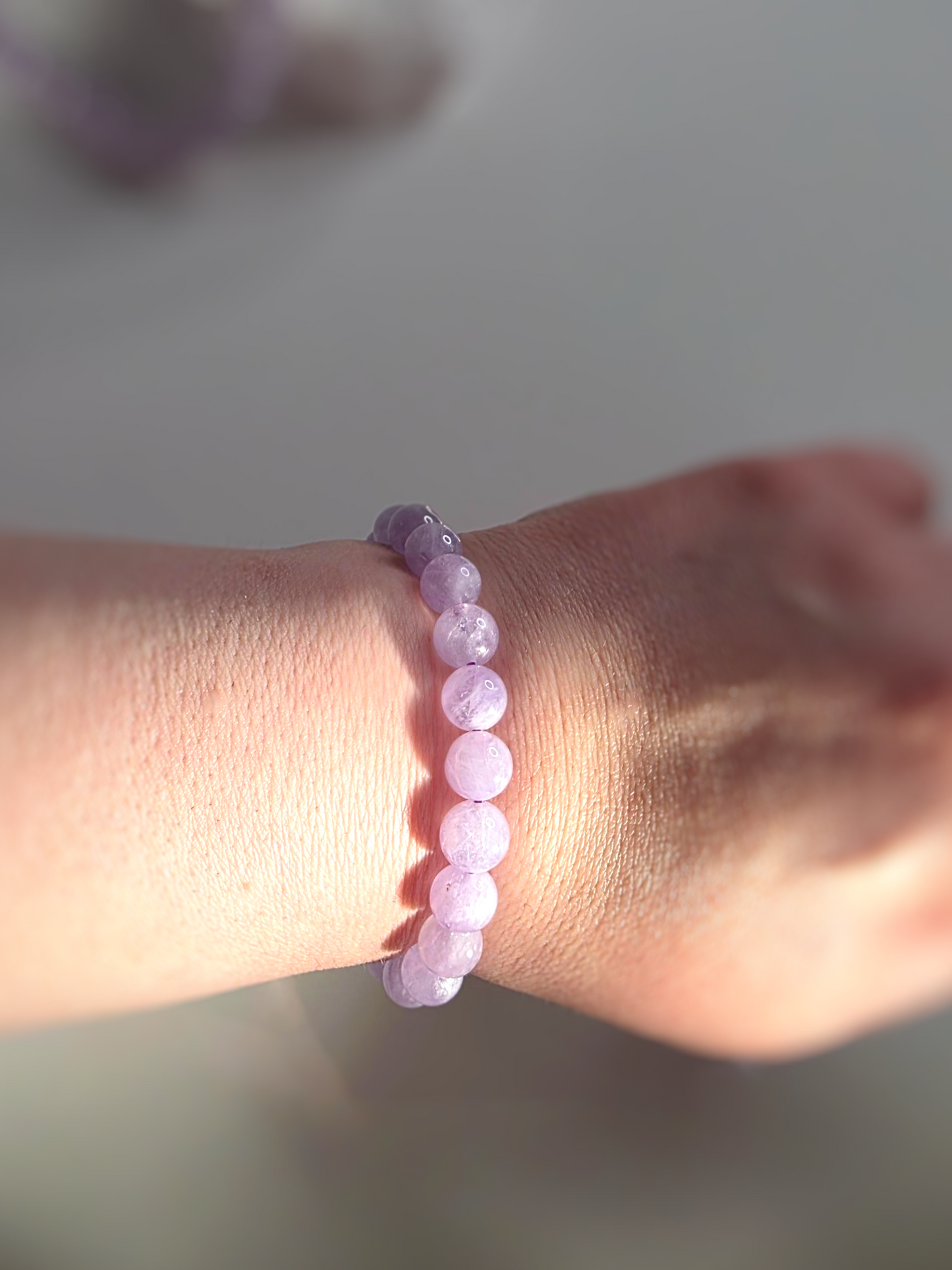 Lavendel Amethyst Armband getragen - elegantes Heilstein Accessoire