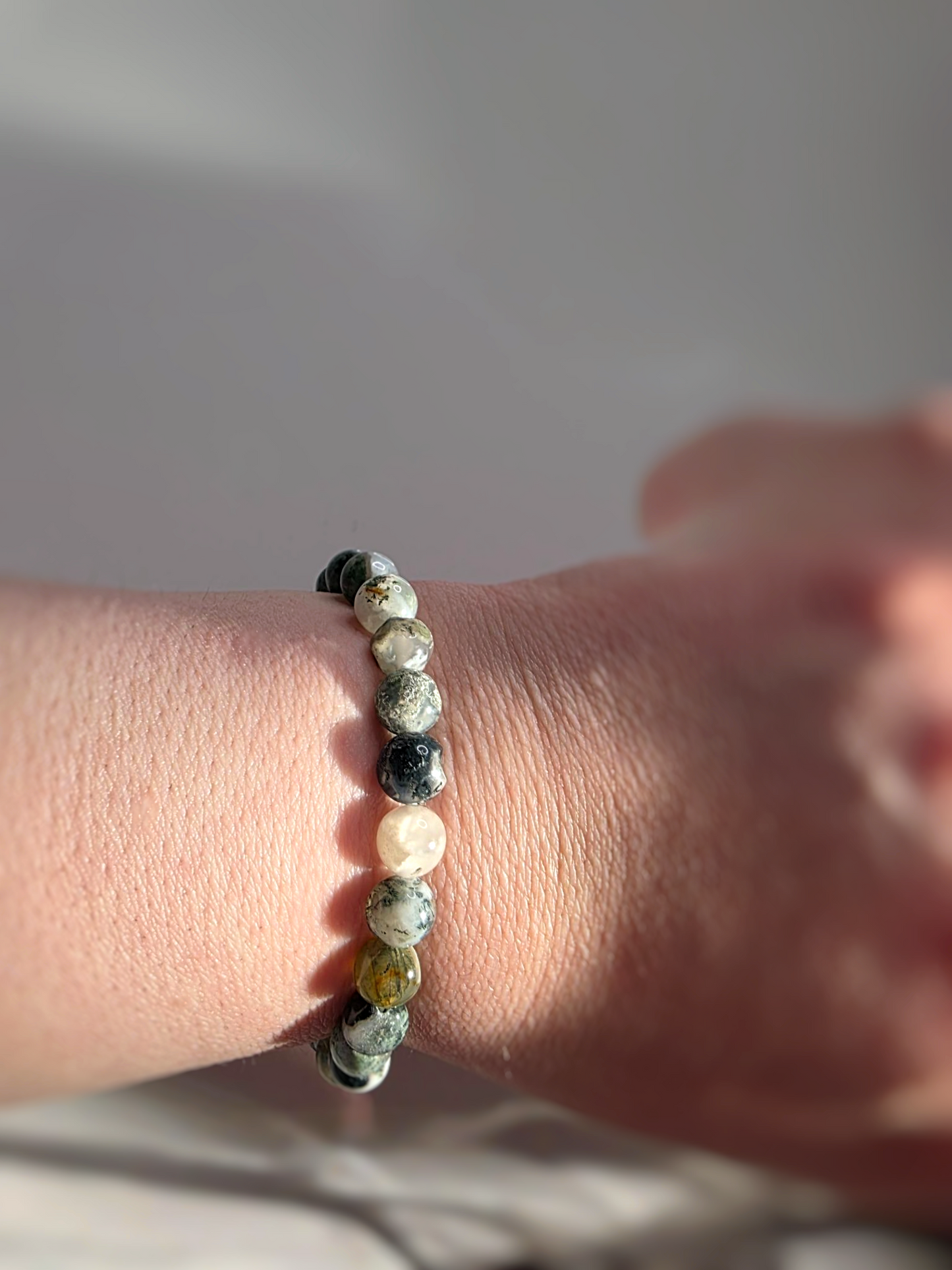 Moosachat Armband Nahaufnahme - erdender Heilstein handgefädelt