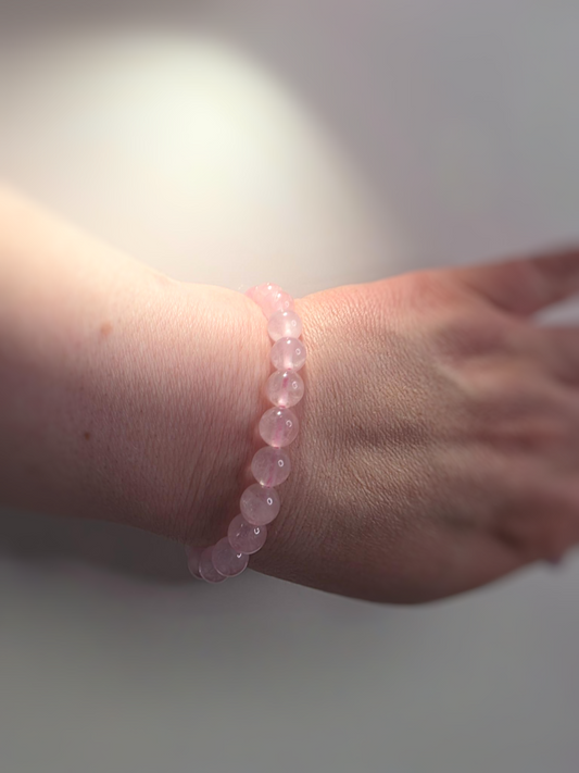 Rosenquarz Armband getragen - zartes Liebesstein Accessoire