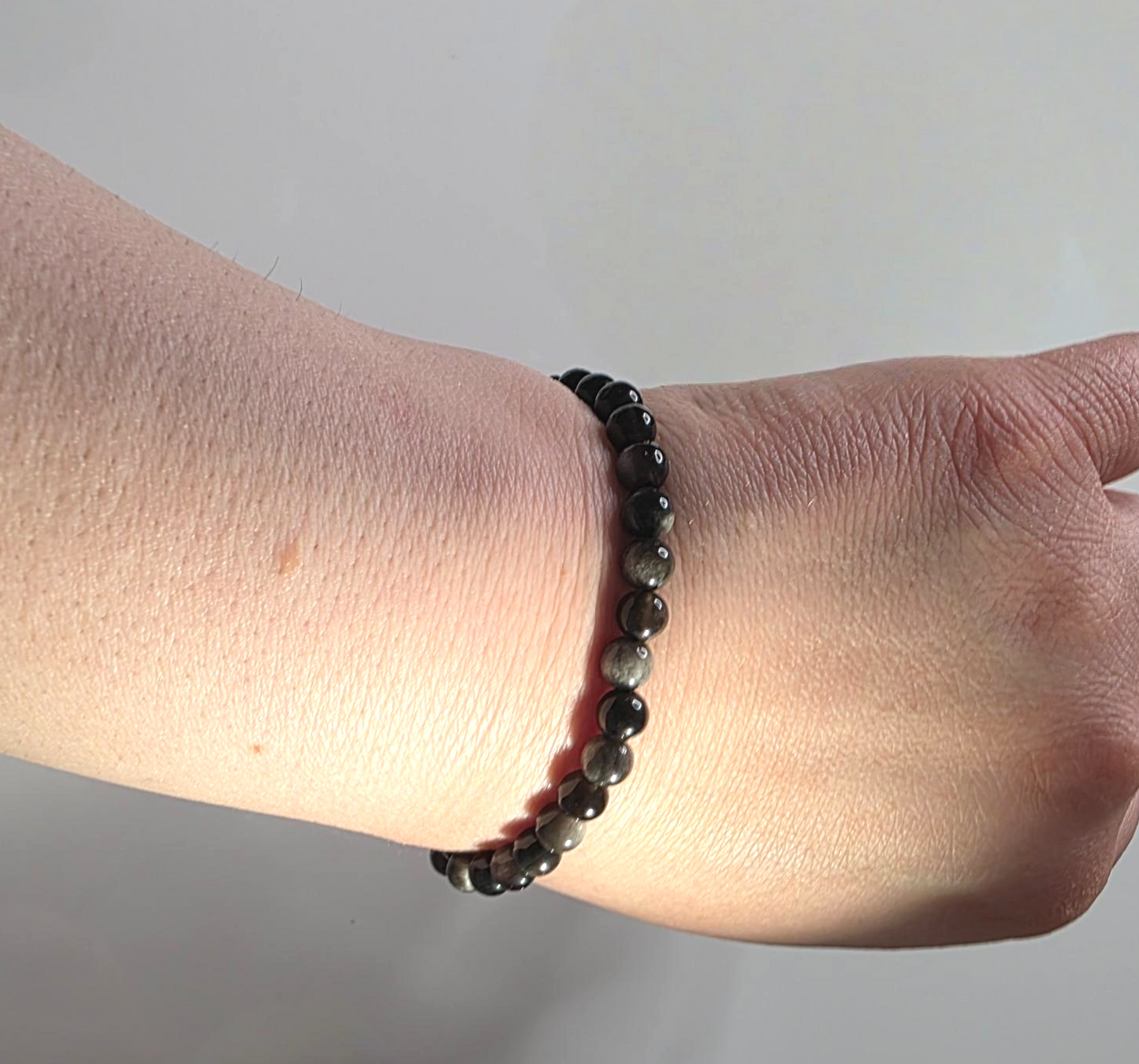 Silber Obsidian Armband getragen - kraftvolles Schutzstein Accessoire