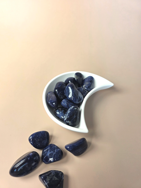 Sodalith Trommelstein Nahaufnahme – natürlicher blauer Sodalith aus Südafrika bei Crystal Haven