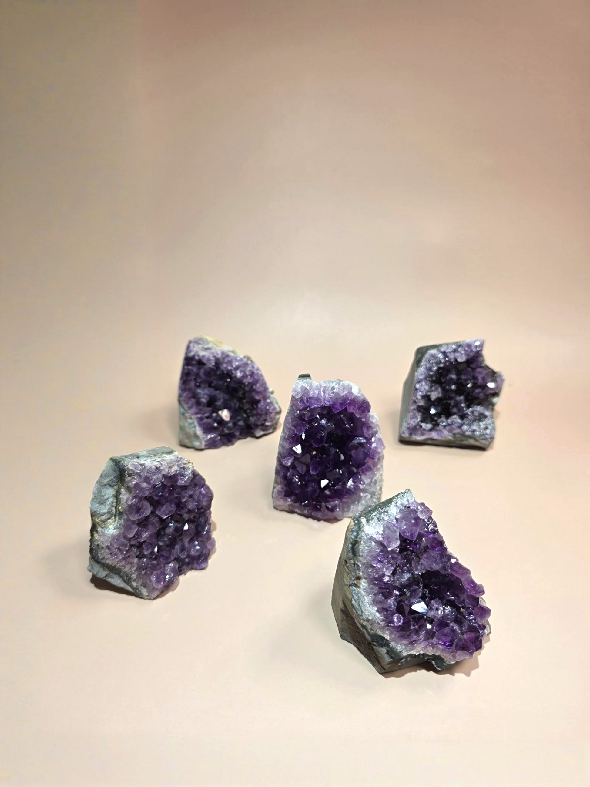 Amethyst Druse Gesamtansicht - Hohe Steinqualität
