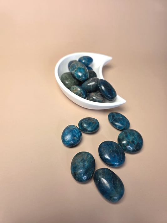 Apatit Trommelstein blau-grün - polierter Motivationsstein

