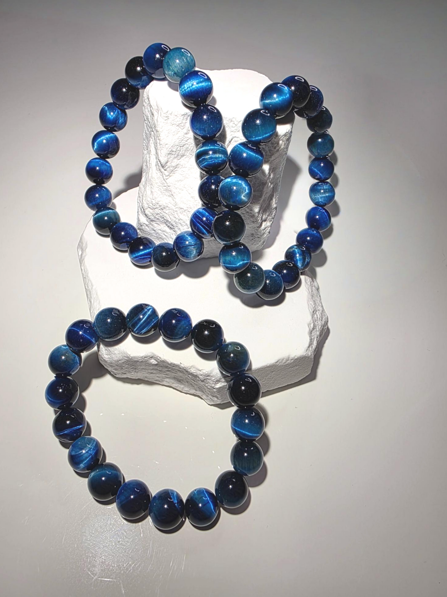 Blaues Tigerauge Armband - polierte Perlen blauer Schimmer Schutzstein
