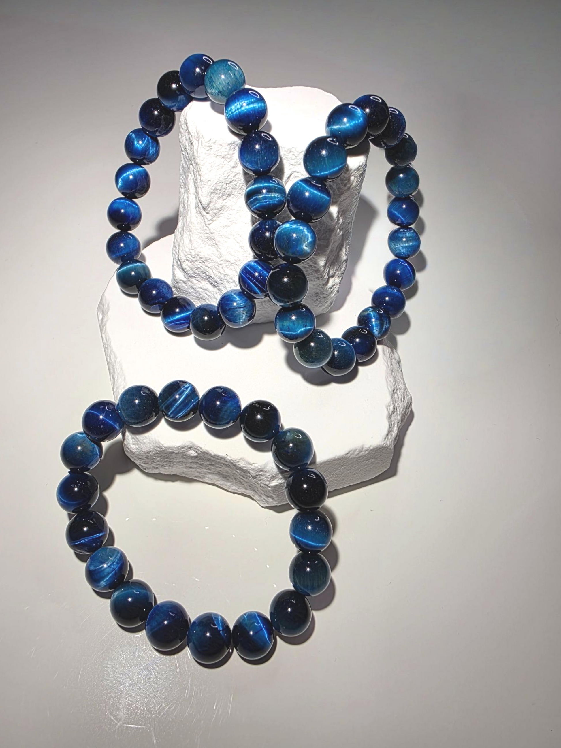 Blaues Tigerauge Armband - polierte Perlen blauer Schimmer Schutzstein
