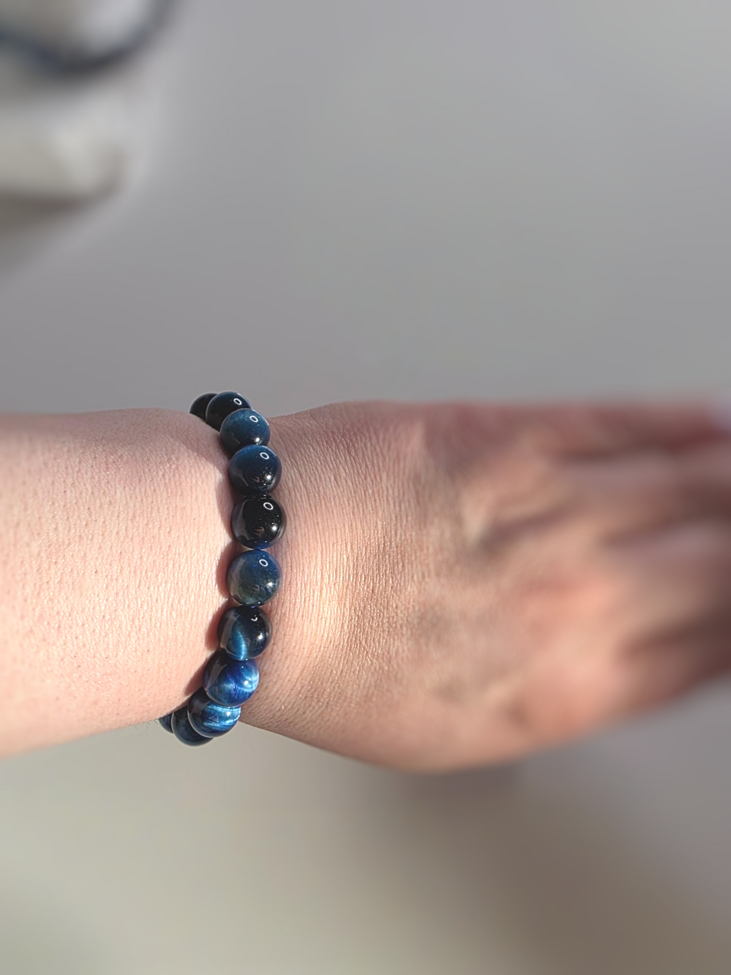 Blaues Tigerauge Armband Nahaufnahme - natürlicher Glanz handgefädelt
