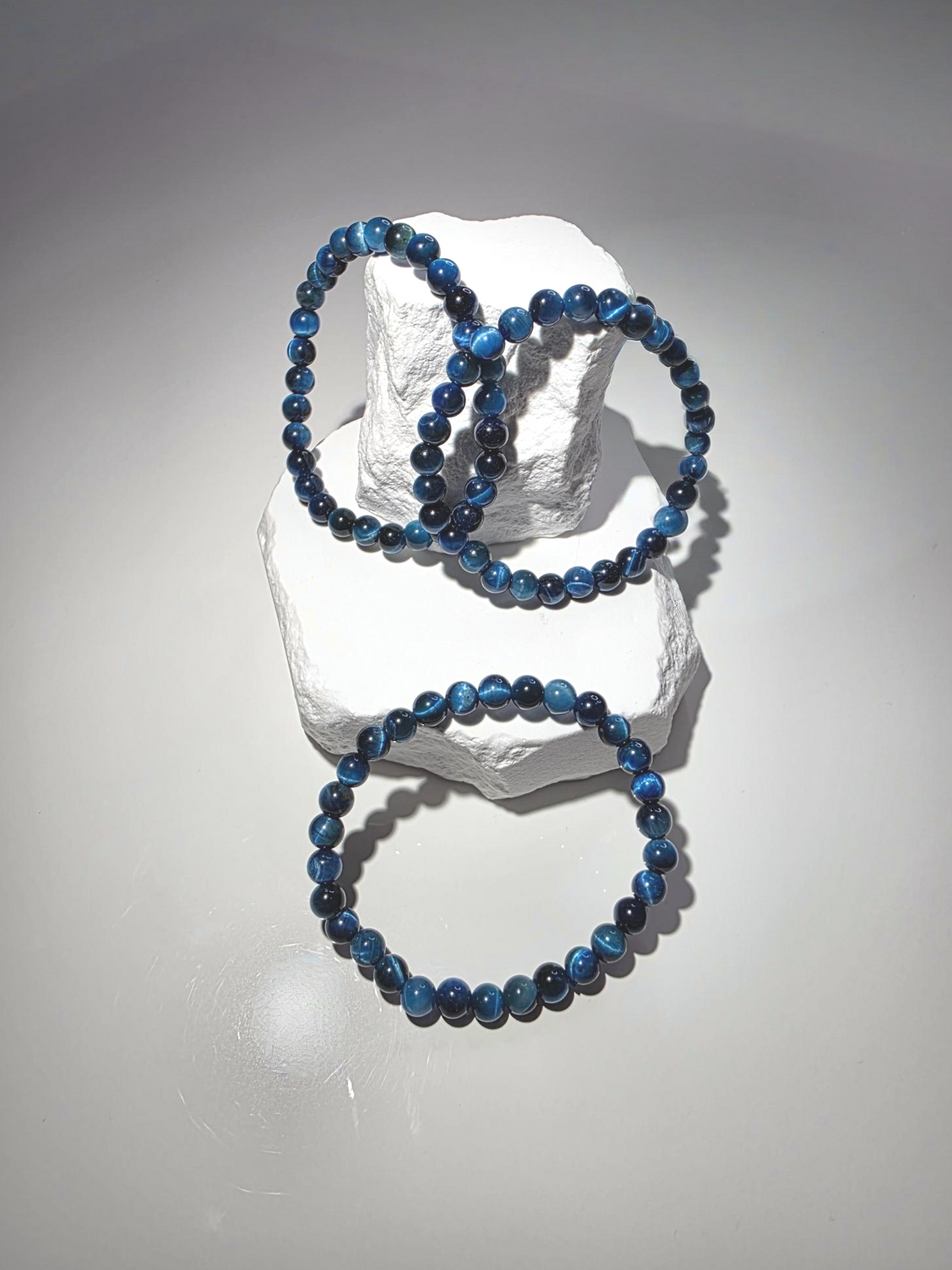 Blaues Tigeraugen Armband Detail - polierte Perlen Premium Qualität
