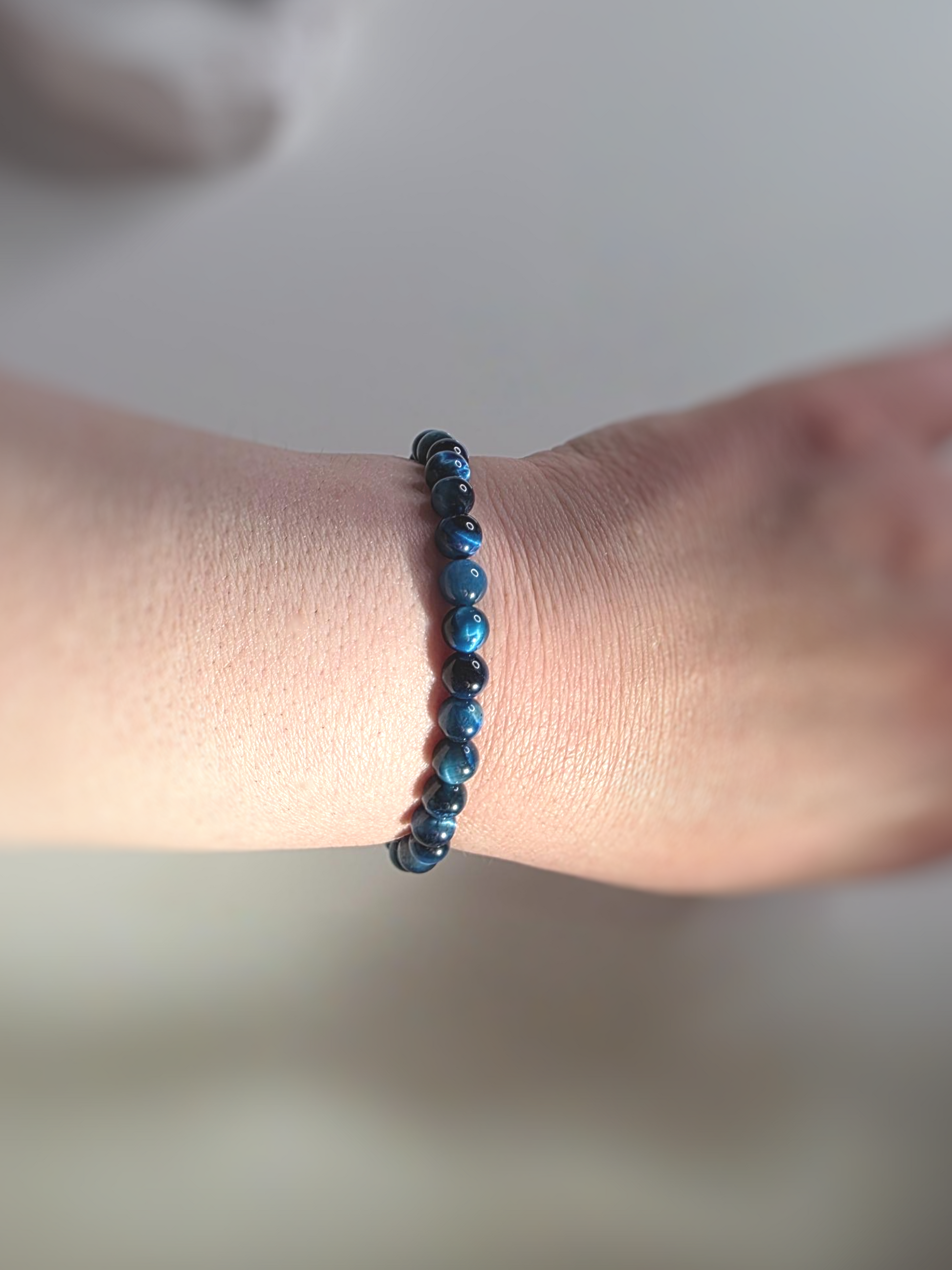 Blaues Tigeraugen Armband Nahaufnahme - natürlicher Chatoyance Effekt
