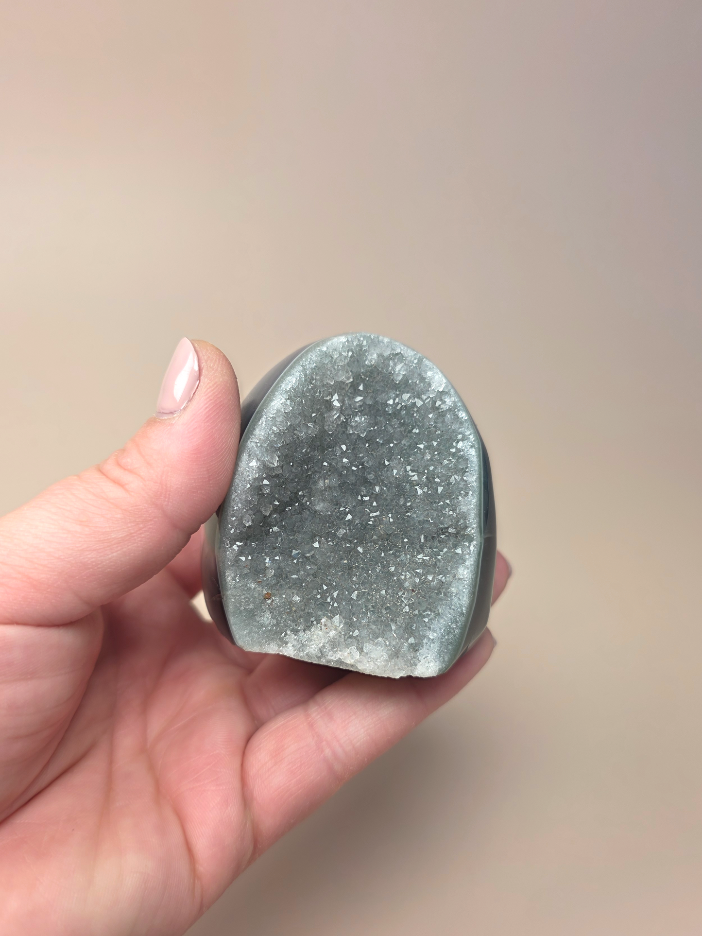 Druzy Grauer Achat Einzelstück Nr. 57, ca. 239 g – natürlicher Mineralstein bei Crystal Haven"
