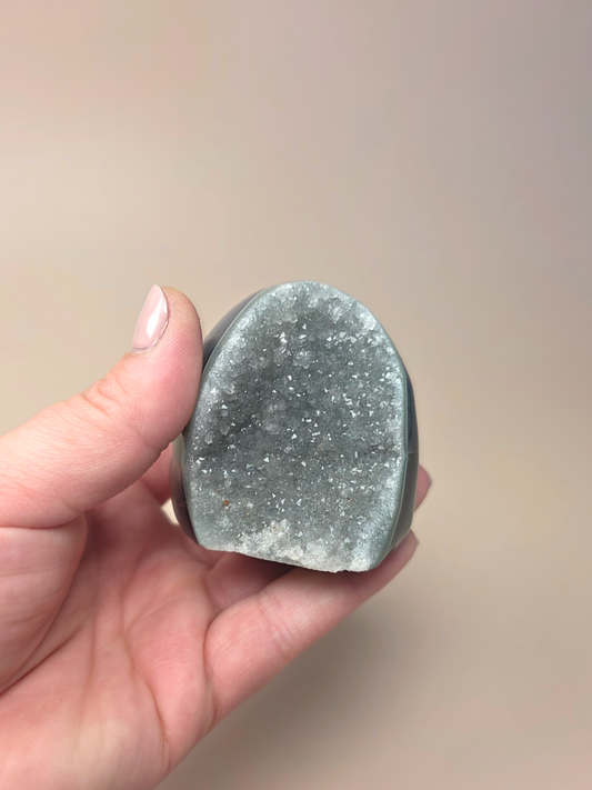 Druzy Grauer Achat Einzelstück Nr. 57, ca. 239 g – natürlicher Mineralstein bei Crystal Haven"