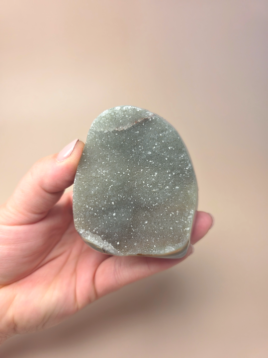 Druzy Grauer Achat Nr. 61 Nahaufnahme – natürlicher Mineralstein bei Crystal Haven