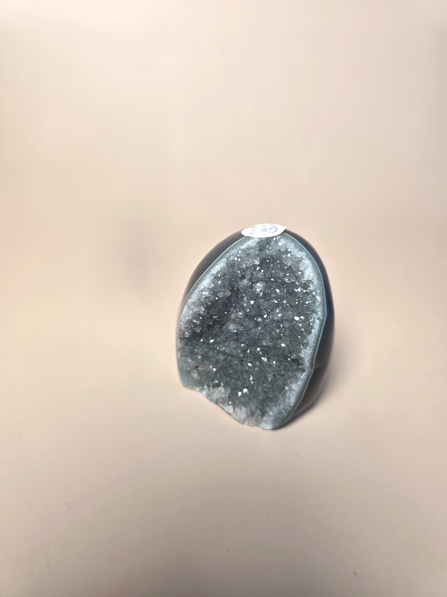 Druzy Grauer Achat Detailansicht – einzigartiger Naturstein bei Crystal Haven