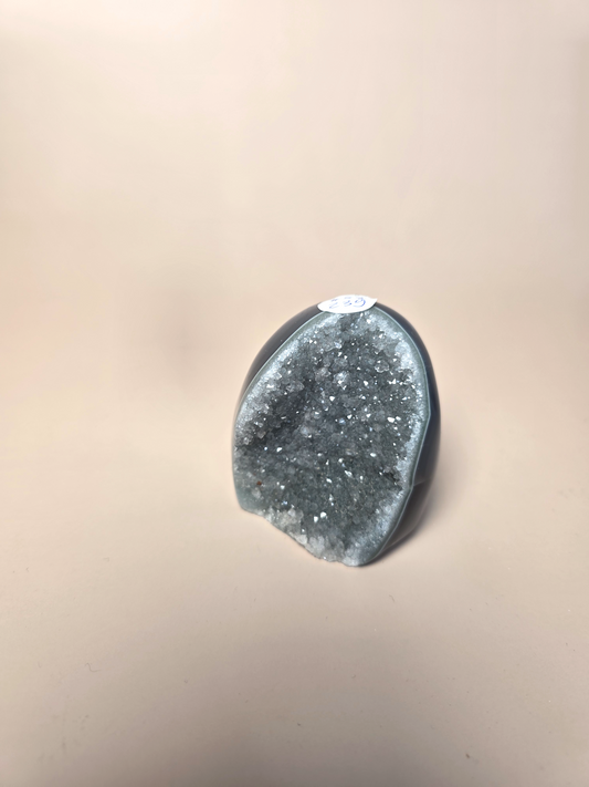 Druzy Grauer Achat Detailansicht – einzigartiger Naturstein bei Crystal Haven