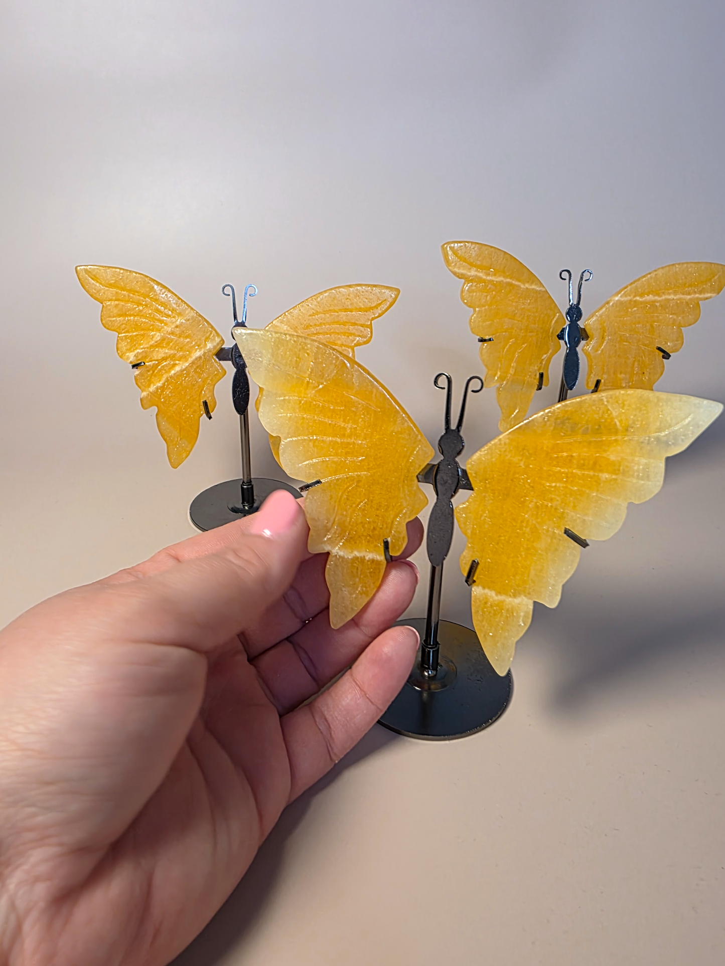 Leuchtend gelber Calcit Schmetterling handpoliert