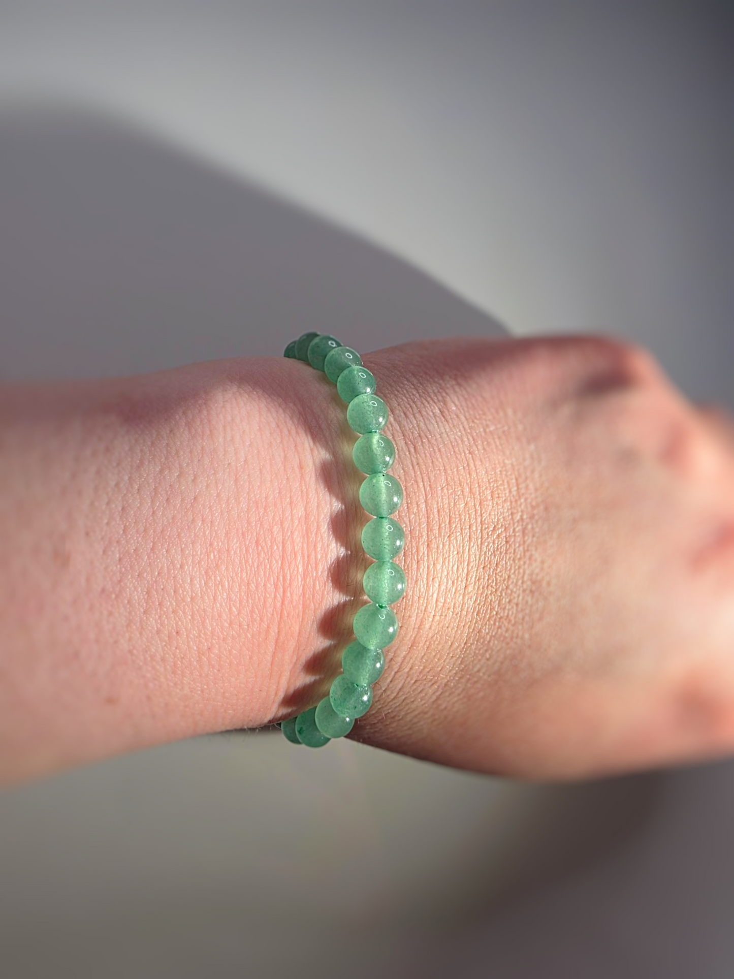 Grünes Aventurin Armband getragen - elegantes Glücksstein Accessoire
