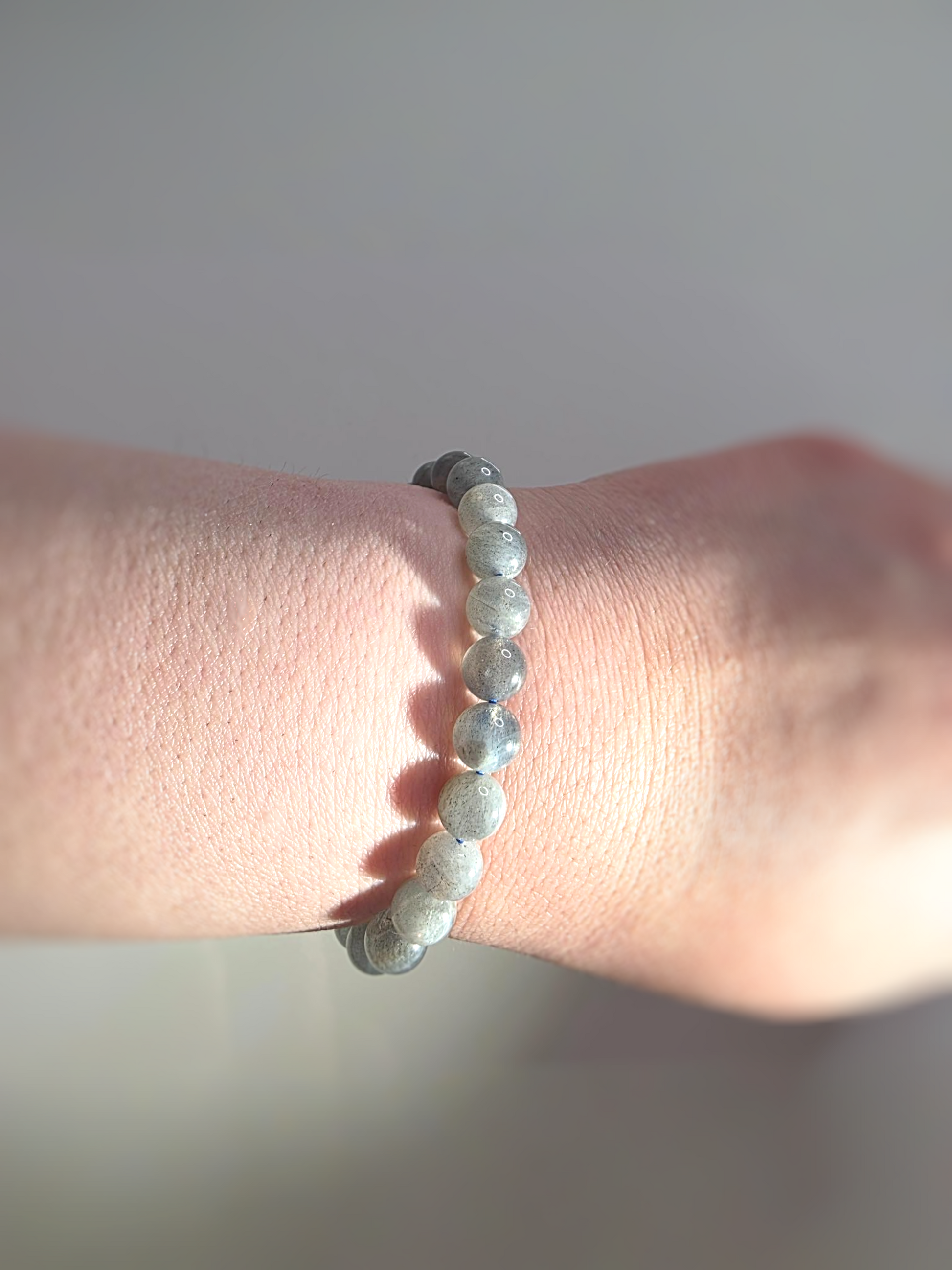 Labradorit Armband Nahaufnahme - magischer Farbschimmer handgefädelt
