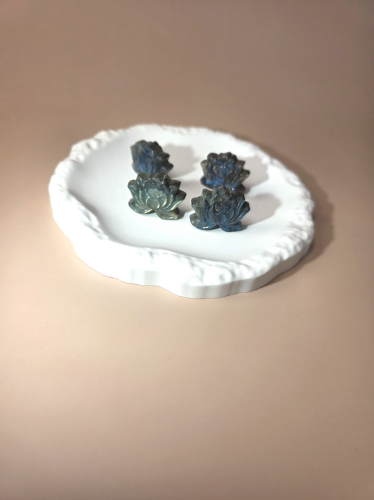 Lotus-Labradorit-Schnitzerei, 30 mm – handgeschnitzte Steinschnitzerei bei Crystal Haven