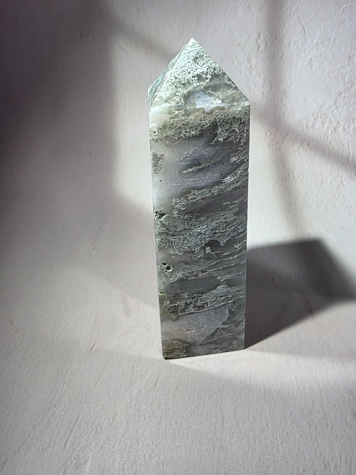 Moosachat Turm Detail - erdender Heilstein Premium Qualität

