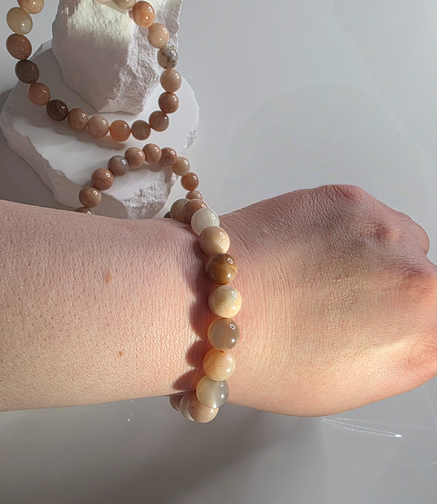 Rosa Mondstein Armband Gesamtansicht - elegantes Kristall Accessoire
