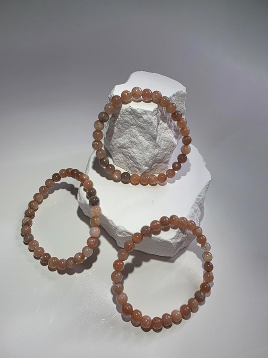 Rosa Mondstein Armband Nahaufnahme - natürlicher Schimmer Adulareszenz
