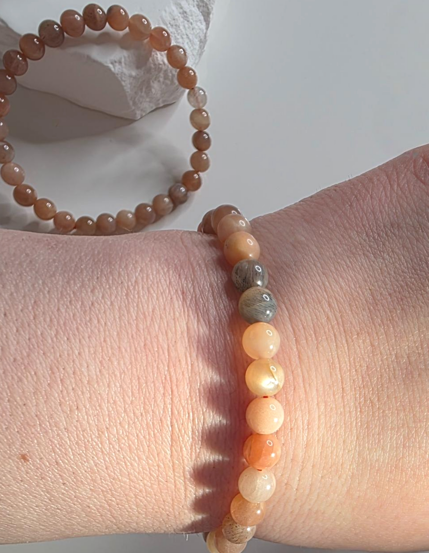 Rosa Mondstein Armband getragen - zartes rosa Heilstein Accessoire
