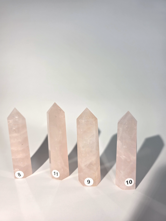 Rosenquarz Turm handpoliert in zartem Rosa - natürlicher Heilstein