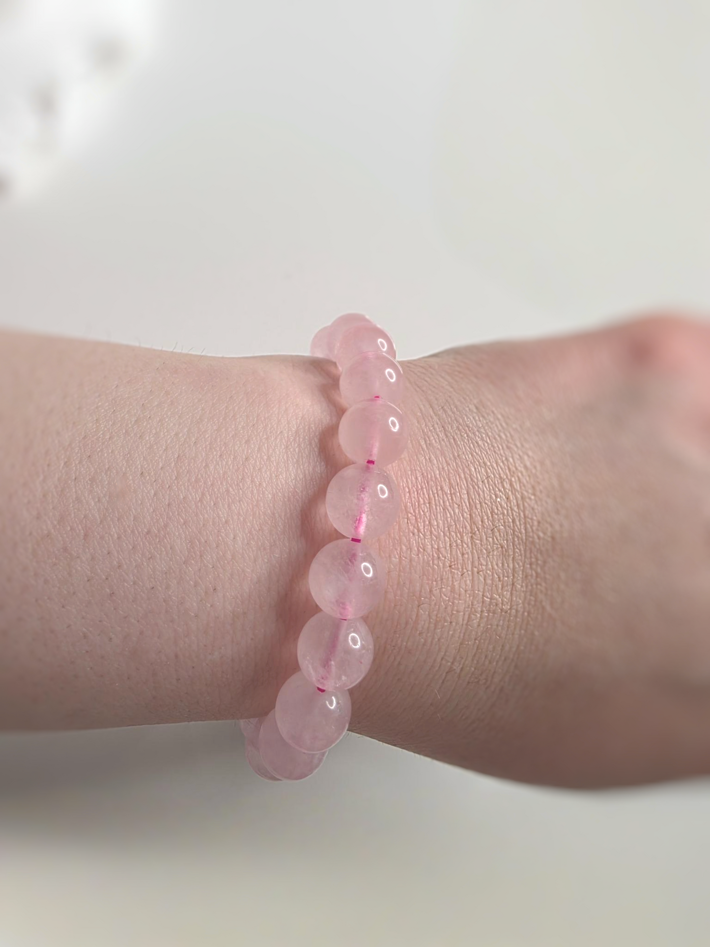 Rosenquarz Armband Gesamtansicht - elegantes Heilstein Accessoire
