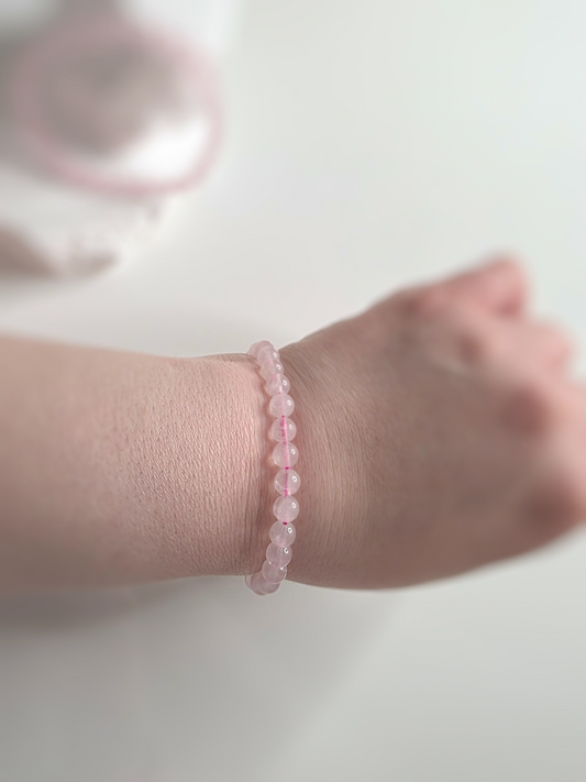 Rosenquarz Armband Nahaufnahme - polierte rosa Perlen Premium Qualität
