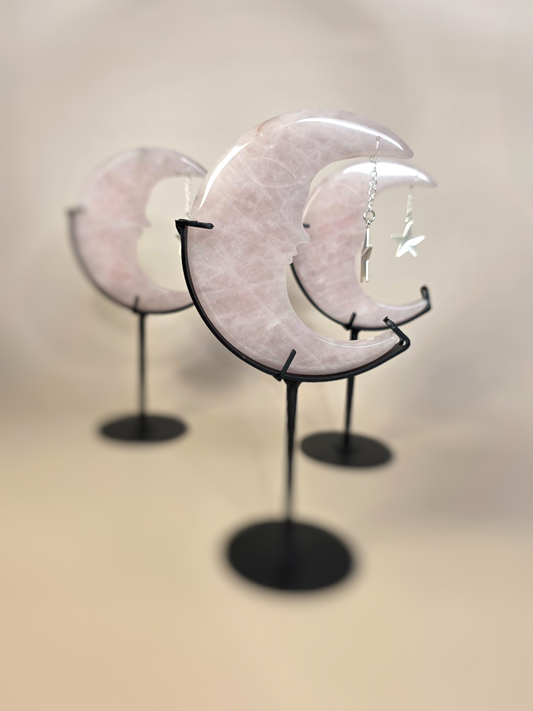 Rosenquarz Mond mit Sternchen rosa - Herzstein Anhänger für Liebe und Selbstliebe
