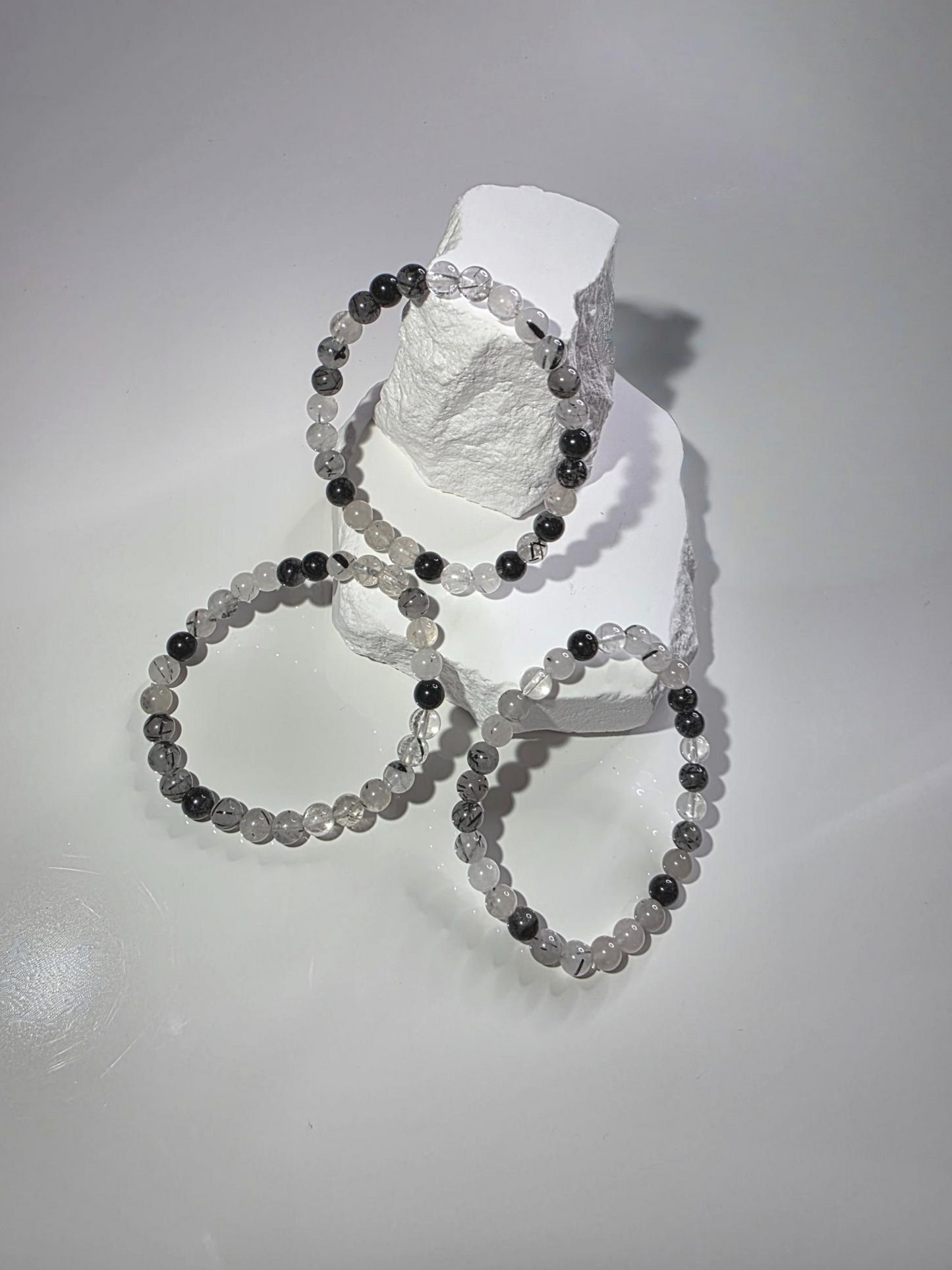 Turmalin Quarz Armband Seitenansicht - schwarze Einschlüsse klar

