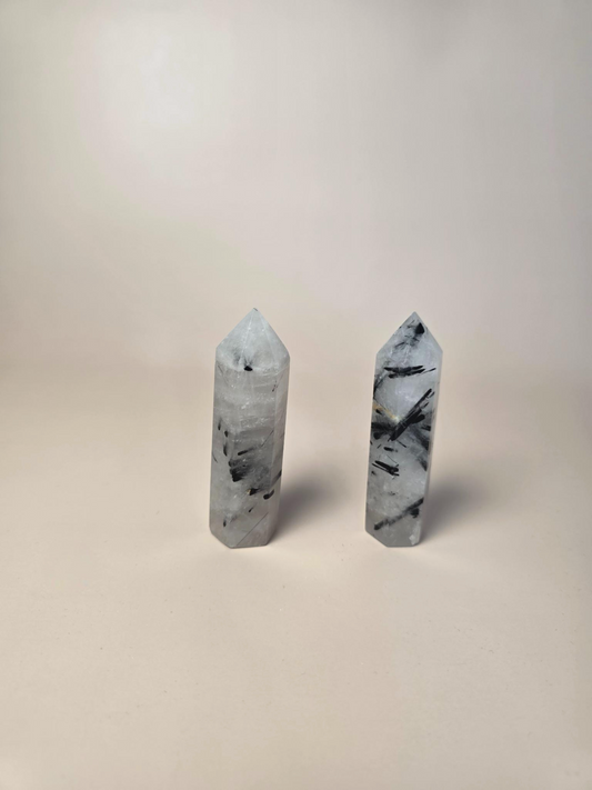schwarze Turmalin Einschlüsse in klarem Turmalin Quarz Turm 8cm - schwarze Turmalin Einschlüsse in klarem Bergkristall